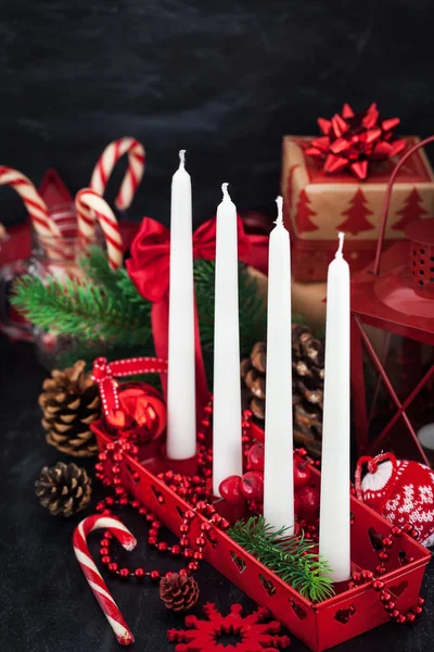 つのクリスマス アドベントろうそくや暗い背景に周りの休日の装飾 — ストック写真