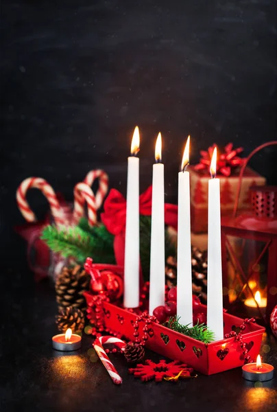 Cuatro Velas Adviento Navidad Decoraciones Navideñas Sobre Fondo Oscuro —  Fotos de Stock