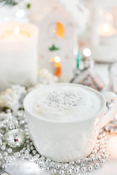 Weiße Tasse Heißen Cappuccino Kaffee Urlaub Weißen Und Silbernen Hintergrund — Stockfoto