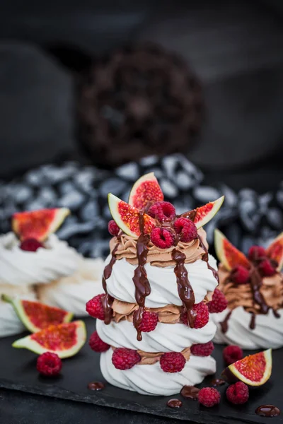 Delicious Pavlova Meringue Cakes Decorated Chocolate Cream Fresh Figs Raspberries — Stock Photo, Image