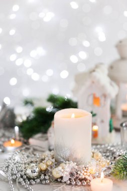 Beyaz mum tatil Gümüş arka plan, Noel kavramı üzerinde