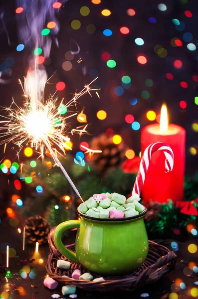 Grüne Tasse Mit Heißer Schokolade Mit Marshmallows Zuckerrohr Und Wunderkerze — Stockfoto