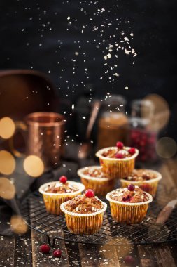 Ev yapımı sağlıklı yulaf ezmesi muz yabanmersini muffins