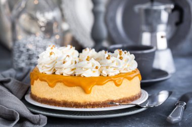 Lezzetli mango cheesecake şanti crea ile dekore edilmiştir.