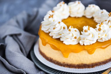 Lezzetli mango cheesecake şanti crea ile dekore edilmiştir.