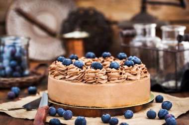 Lezzetli ev yapımı çikolatalı cheesecake taze yaban mersini ile dekore edilmiştir.