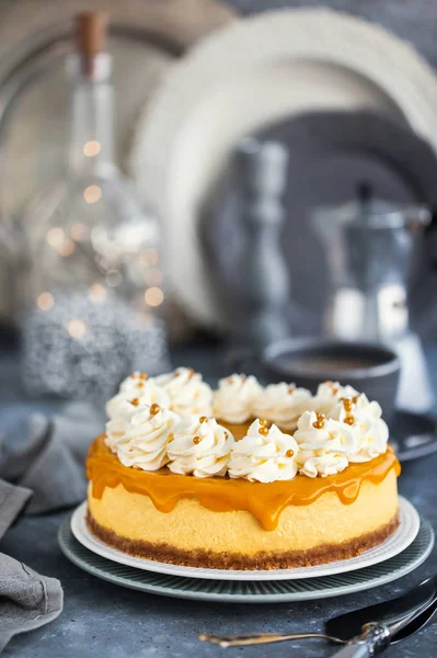 Delicioso Pastel Mango Decorado Con Cremas Batidas — Foto de Stock