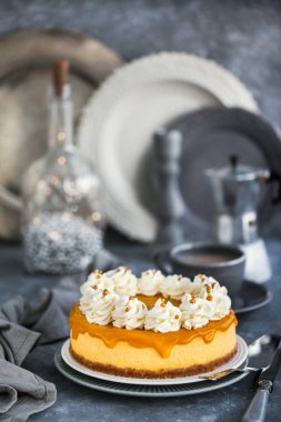 Lezzetli mango cheesecake şanti crea ile dekore edilmiştir.