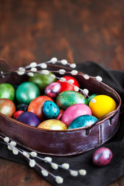 Huevos Pintados Colores Pascua Sauce Sobre Fondo Rústico Oscuro Concepto —  Fotos de Stock