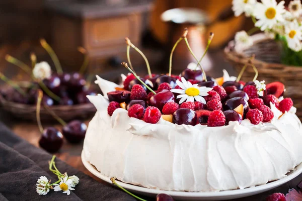 Tort Delicios Pavlova Vesel Decorat Zmeură Proaspătă Cireșe Fundal Rustic — Fotografie, imagine de stoc