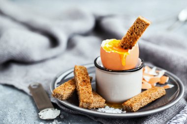 Kahvaltı için çavdar tost ile yumuşak haşlanmış yumurta