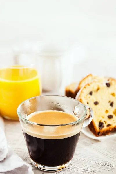 Kontinental frukostbord med kopp hett svart kaffe, mjölk, — Stockfoto