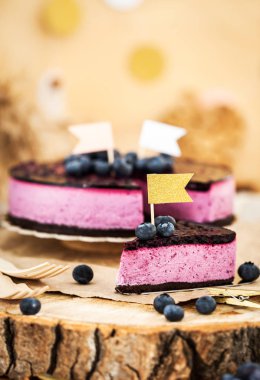 Jöle ile dekore edilmiş lezzetli ev yapımı yaban mersinli cheesecake