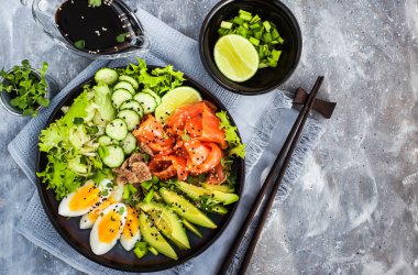 Somon poke kase avokado, yumurta, salatalık ve yeşillikler ile servis