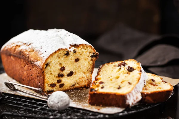 Delicioso queijo caseiro e bolo de pão de passas — Fotografia de Stock