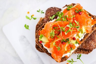 Tuzlu somon, kırmızı havyar, avokado ve krema peyniri çavdar net