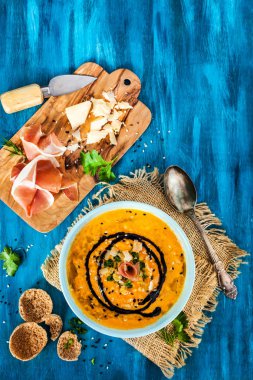 Kabak kremalı çorba kase, susam, prosciutto, parmes ile servis