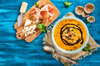 Kabak kremalı çorba kase, susam, prosciutto, parmes ile servis