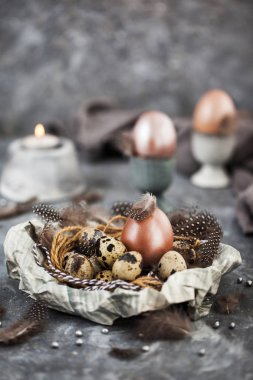 Paskalya boyalı parlaklık inci yumurta ve tüyler, bahar tatil co
