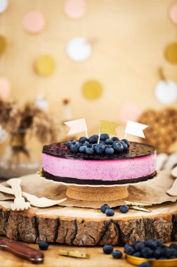 Jöle ile dekore edilmiş lezzetli ev yapımı yaban mersinli cheesecake