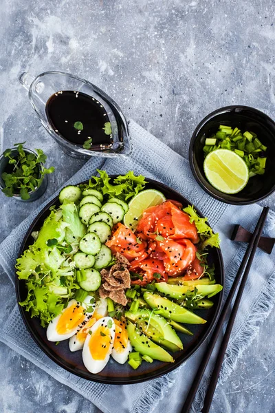 Tazón de salmón servido con aguacate, huevos, pepino y verduras — Foto de Stock