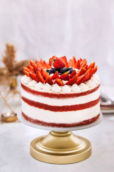 Heerlijke zelfgemaakte naakte rode fluwelen cake versierd met crème een — Stockfoto