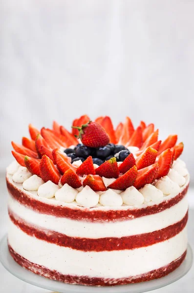 Delicioso pastel casero de terciopelo rojo desnudo decorado con crema y —  Fotos de Stock