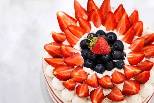 Delicioso pastel casero de terciopelo rojo desnudo decorado con crema y — Foto de Stock