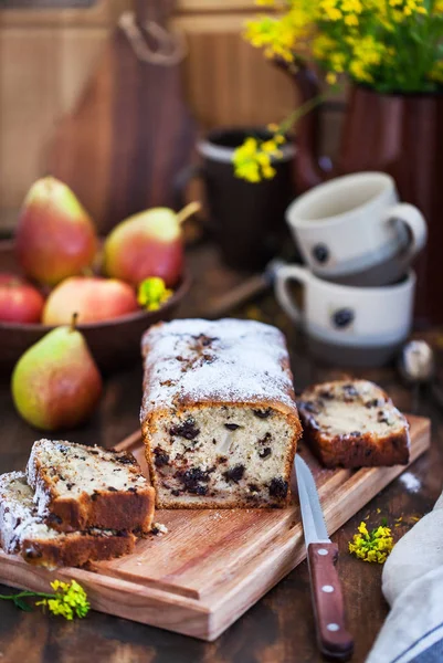 Delicioso bolo caseiro de chocolate e peras em madeira rústica — Fotografia de Stock