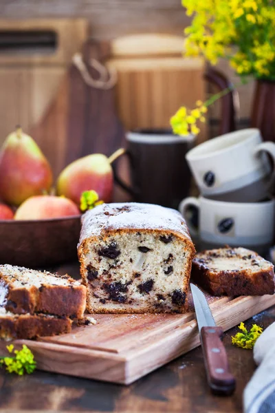 Delicioso pastel casero de chocolate y pan de peras en madera rústica — Foto de Stock