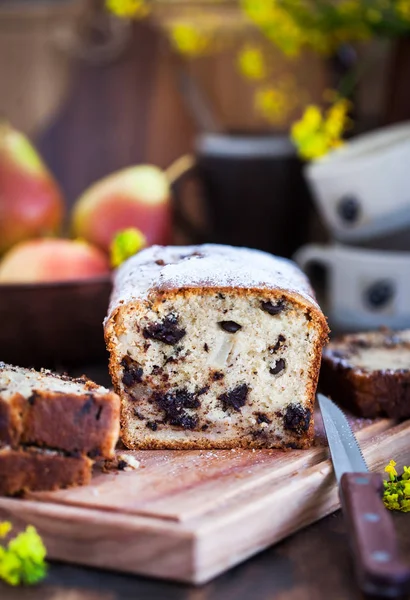 Delicioso bolo caseiro de chocolate e peras em madeira rústica — Fotografia de Stock