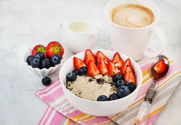Healthy breakfast with oatmeal porridge, fresh berries and coffe — Stock Photo, Image