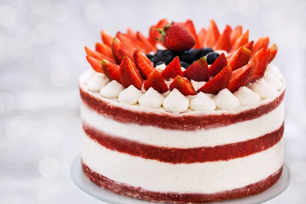 Delicioso pastel casero de terciopelo rojo desnudo decorado con crema y —  Fotos de Stock