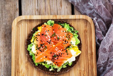 Füme somon, çırpılmış yumurta ve avokado çavdar gevrek tost 