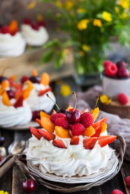 Taze çilek ile dekore lezzetli Pavlova beze kek 