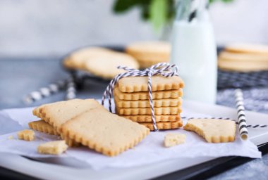 Ev yapımı vanilya tereyağı shortbread kurabiye ve süt