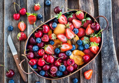 Taze olgun yaz meyveleri ve meyveleri (kiraz, çilek, bluebe