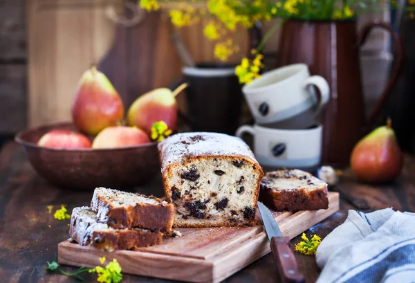 Delicioso pastel casero de chocolate y pan de peras en madera rústica —  Fotos de Stock