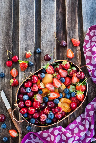 Свежие спелые летние ягоды и фрукты (вишня, клубника, голубика — стоковое фото