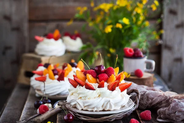 Delicious Pavlova meringue cake decorated with fresh berries on — Stock Photo, Image