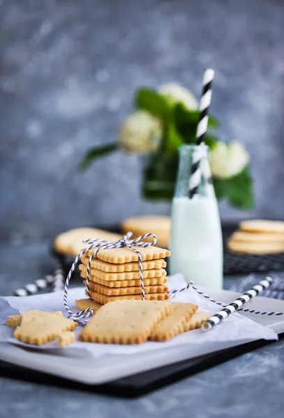 Homemade vanilla butter shortbread cookies and milk — Stock Photo, Image