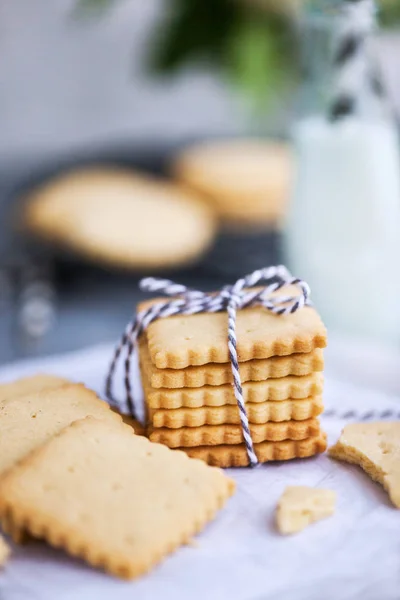 Hemlagad vaniljsmör mördegskakor och mjölk — Stockfoto