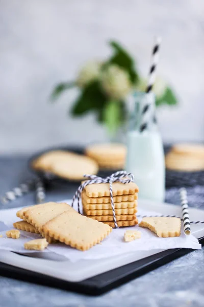 Hausgemachte Vanillebutter Shortbread Cookies und Milch — Stockfoto