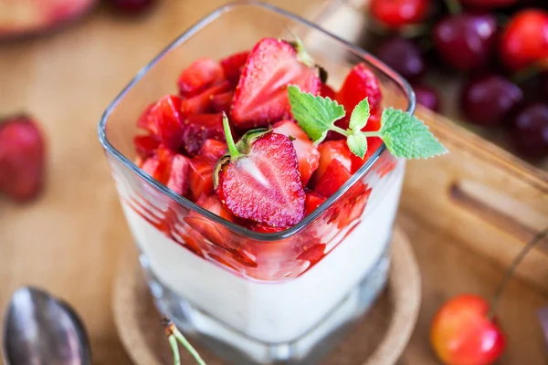 Delicioso postre italiano Panna Cotta con bayas frescas de verano — Foto de Stock