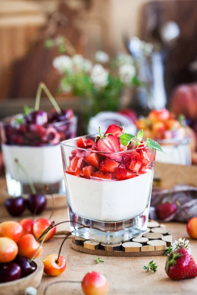 Delicioso postre italiano Panna Cotta con bayas frescas de verano — Foto de Stock