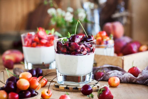 Delicioso postre italiano Panna Cotta con bayas frescas de verano — Foto de Stock