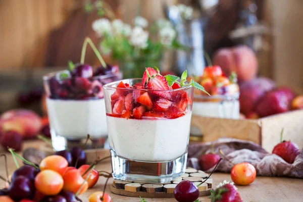 Вкусный итальянский десерт Panna Cotta со свежими летними ягодами — стоковое фото