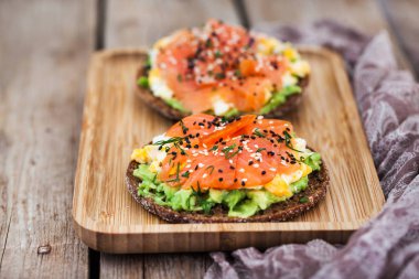 Füme somon, çırpılmış yumurta ve avokado çavdar gevrek tost 