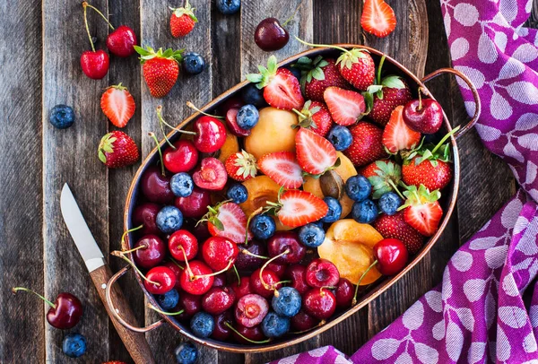 신선한 잘 익은 여름 열매와 과일 (체리, 딸기, 블루베 — 스톡 사진