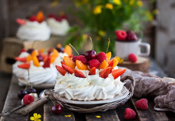 Смачний торт для безе Павлова, прикрашений свіжими ягід — стокове фото
